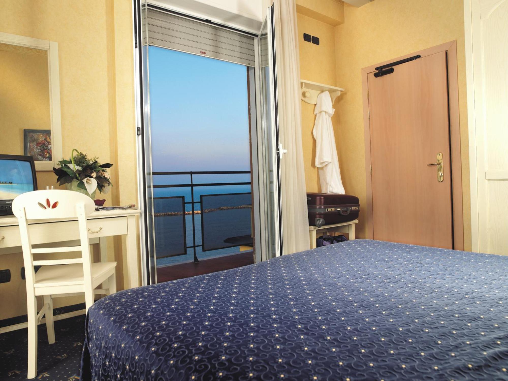 Hotel Mondial Белларія-Іджеа-Марина Екстер'єр фото