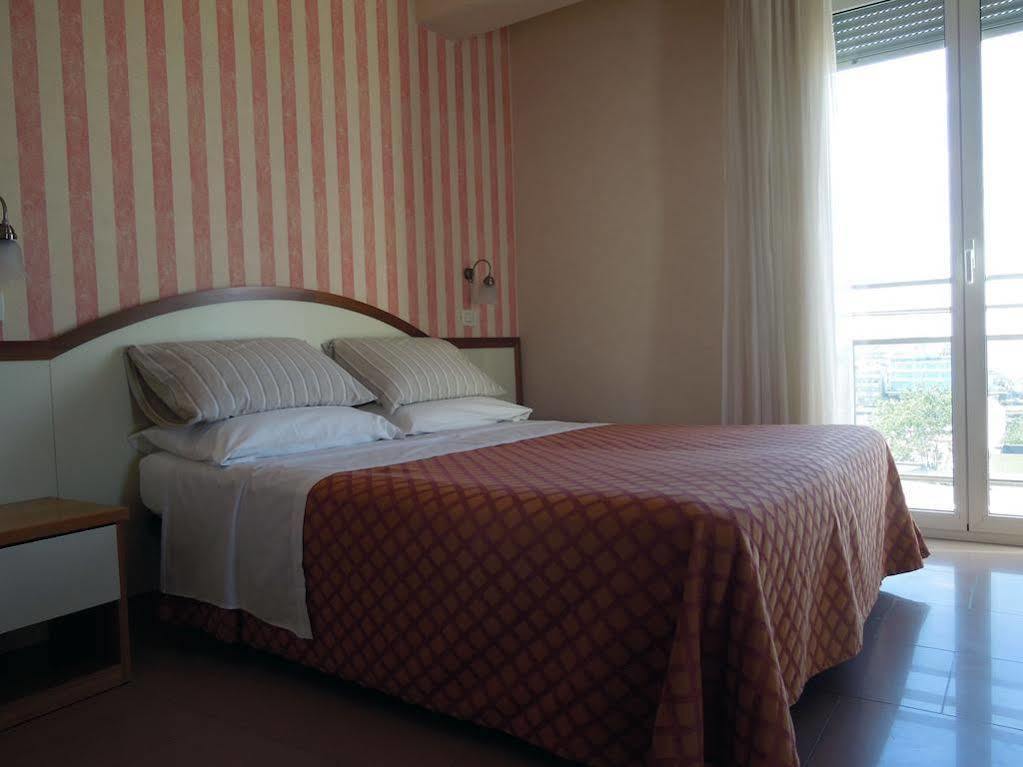 Hotel Mondial Белларія-Іджеа-Марина Екстер'єр фото